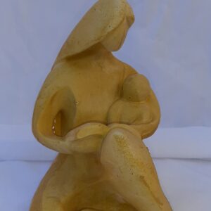 MUJER CON BEBE EN BRAZOS